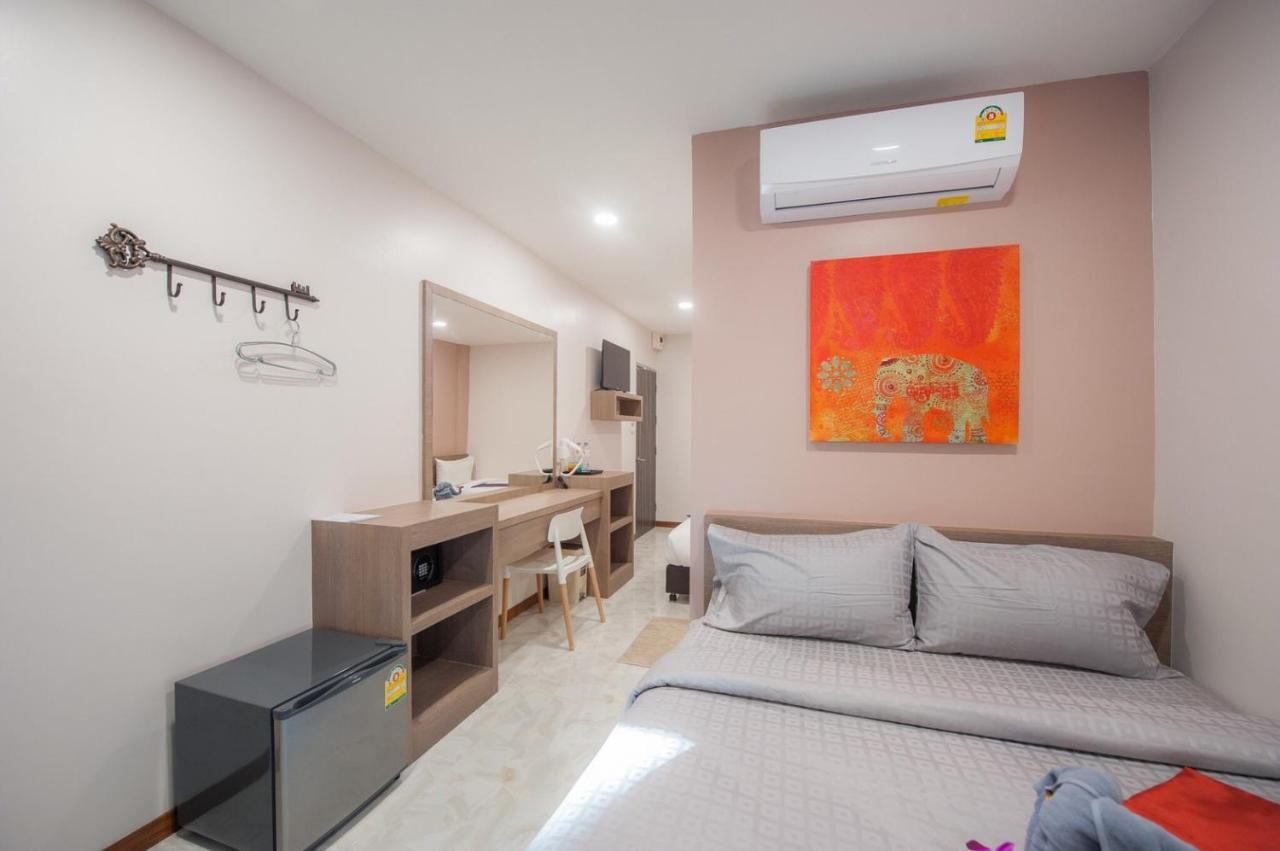 The Moon Night Hotel Bangkok Extérieur photo