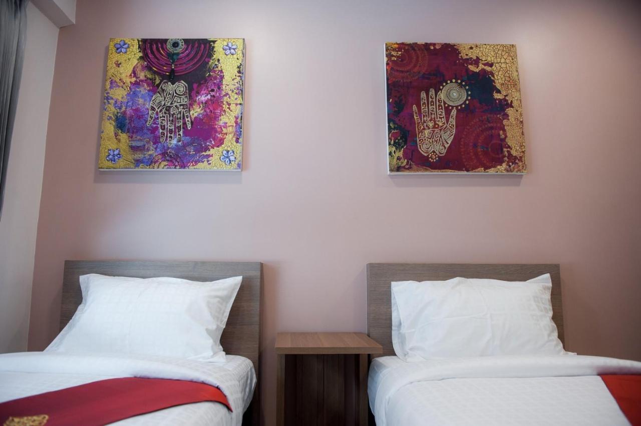 The Moon Night Hotel Bangkok Extérieur photo
