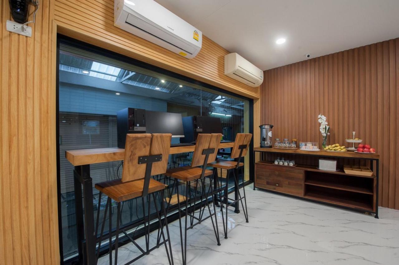 The Moon Night Hotel Bangkok Extérieur photo
