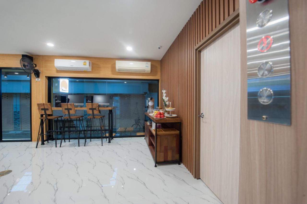 The Moon Night Hotel Bangkok Extérieur photo